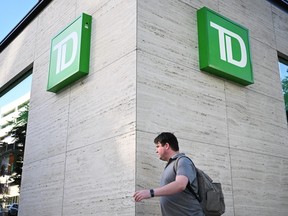 הולך רגל עובר ליד סניף TD Bank בוושינגטון הבירה, 10 באוקטובר 2024.