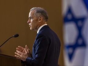 ראש הממשלה מארק קרני נואם בבית הכנסת