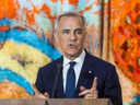 ראש הממשלה מארק קרני נואם בבית הכנסת