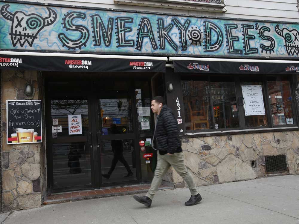 הבר והמסעדה האגדי Sneaky Dee's ב-Bathurst St. ו-College Ave. W. מצולם במהלך מגיפת COVID-19 ביום חמישי, 26 במרץ, 2020.