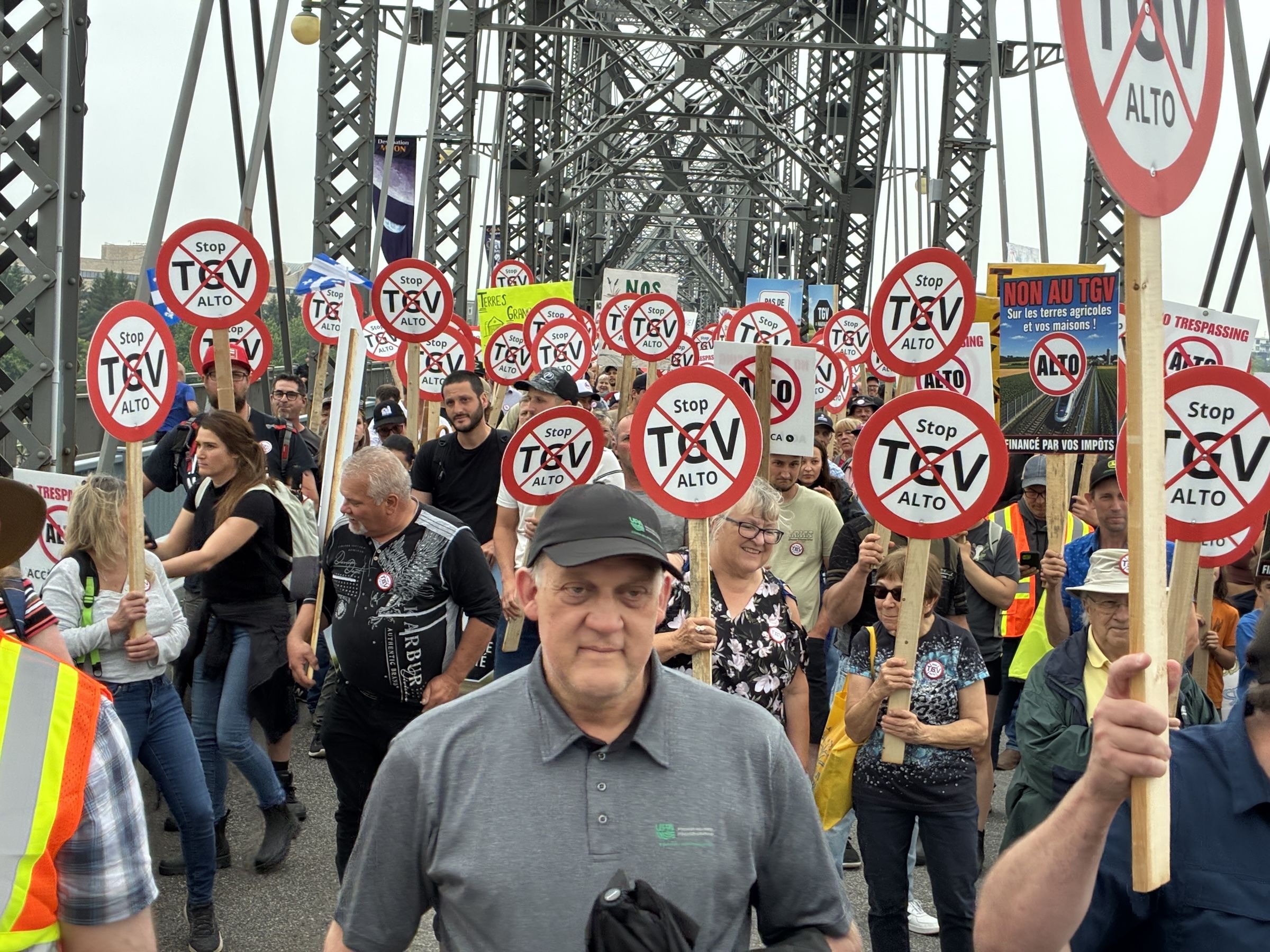 חקלאי קוויבק צועדים מעבר לגשר אלכסנדרה לעבר עצרת נגד פרויקט הרכבת המהירה אלטו בגבעת הפרלמנט ביום רביעי, 10 ביוני 2026 באוטווה, אונט. 