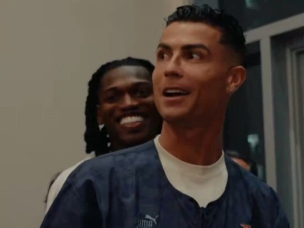 Cristiano Ronaldo and his Portugal teammates greeted fans outside their Toronto hotel.