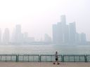 מבט על קו הרקיע של דטרויט מחופי ווינדזור כשעשן מהשריפות הקנדיות מתיישב בעיר ב-16 ביולי 2026 בדטרויט.