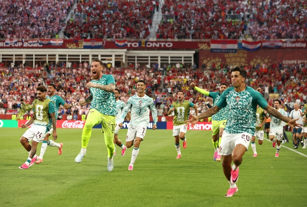  Portugal’s forward Cristiano Ronaldo (centre) celebrates with teammates after his team scored their second goal during the 2026 World Cup round of 32 football match between Portugal and Croatia at the Toronto Stadium in Toronto on July 2, 2026.
