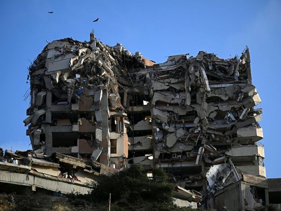 Venezuelans search, suffer one week after deadly quakes