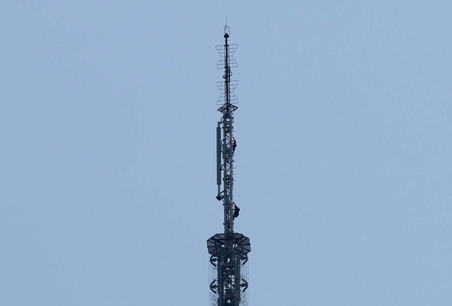 Couple arrested after climbing Empire State Building