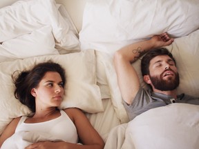 זוג, מיטה ואישה מעצבנים עם גבר בגלל נחירות, חזקות או רעש עם בן זוג מתוסכל בבית. אדם עם דום נשימה בשינה, אישה כועסת עם לילה ללא שינה ערה, נסערת ועצבנית בבית