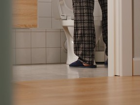 גבר מבוגר בשירותים בבית
