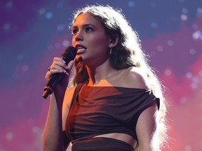 שרלוט מקינס מופיעה במהלך פרסי AACTA לשנת 2024 שהוצגו על ידי Foxtel Group ב-HOTA (בית האמנויות) ב-10 בפברואר 2024 בגולד קוסט, אוסטרליה.