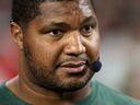 Calais Campbell #93 של אריזונה קרדינלס מסתכל במחצית השנייה בין Ole Miss Rebels לבין מיאמי הוריקן במהלך חצי גמר הפלייאוף של קולג' פוטבול 2025 ב-VRBO Fiesta Bowl באצטדיון סטייט פארם ב-8 בינואר 2026 בגלנדייל, אריזונה.