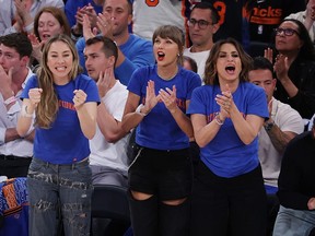 (מ' עד ר') אסטה חיים, טיילור סוויפט ומריסקה הרג'יטאי מגיבות במהלך המשחק הרביעי של גמר ה-NBA 2026 בין סן אנטוניו ספרס לניו יורק ניקס במדיסון סקוור גארדן ב-10 ביוני 2026 בניו יורק.