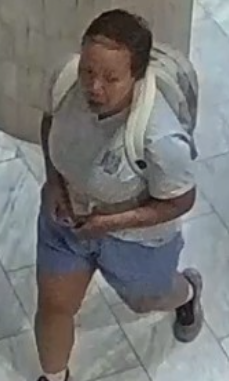 Toronto police are looking for this suspect in an alleged unprovoked assault at the Eaton Centre on June 13. (TPS) Toronto police are looking for this suspect in an alleged unprovoked assault at the Eaton Centre on June 13. (TPS)