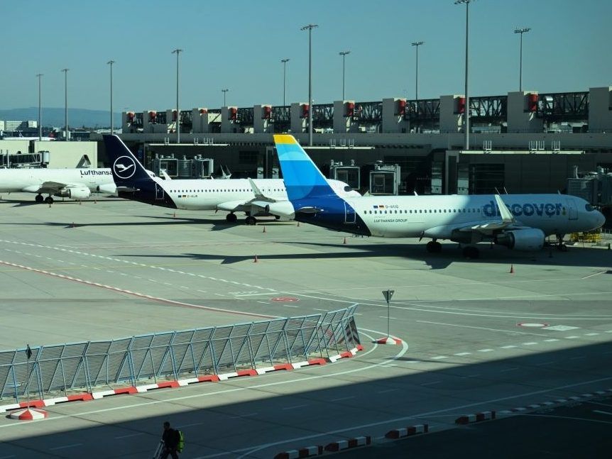 European airports and airlines have sharply criticised the rollout of new automated EU border checks.
