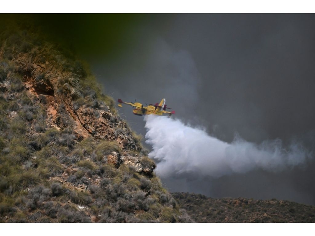 The fire struck on rough terrain that is hard to access. (JOSE JORDAN/AFP)