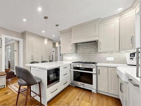 Kitchen of Unionville בית המשמש לפרק הפיילוט של גילמור בנות, שעומד למכירה.