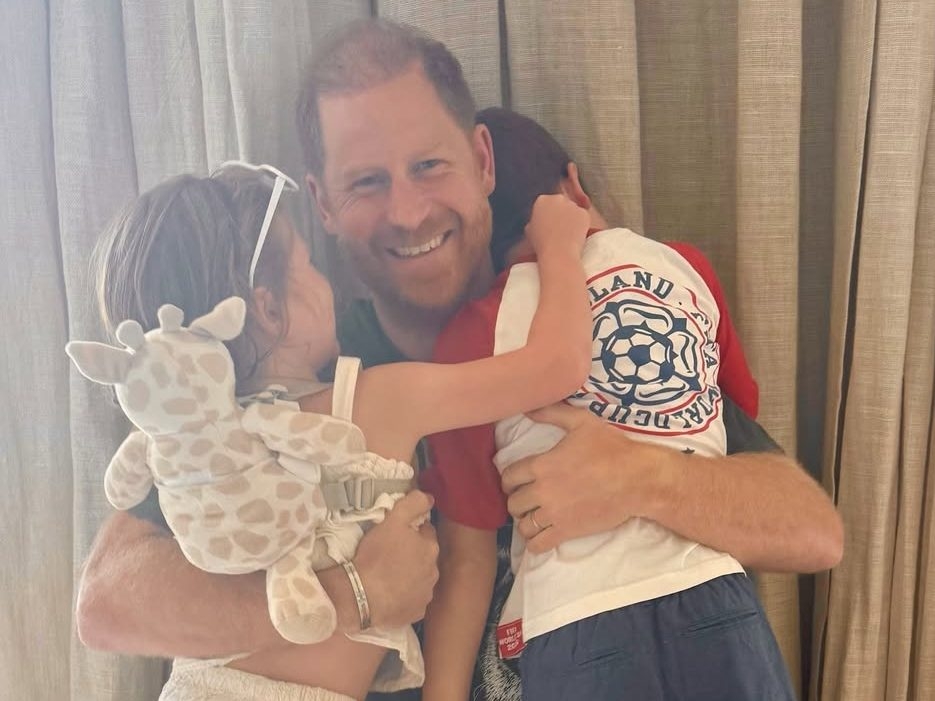  Prince Harry hugging children Princess Lilibet and Prince Archie in Fathers Day Instagram post.