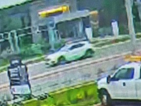 מכונית מרצדס בנץ לבנה המבוקשת על ידי משטרת אזור פיל.