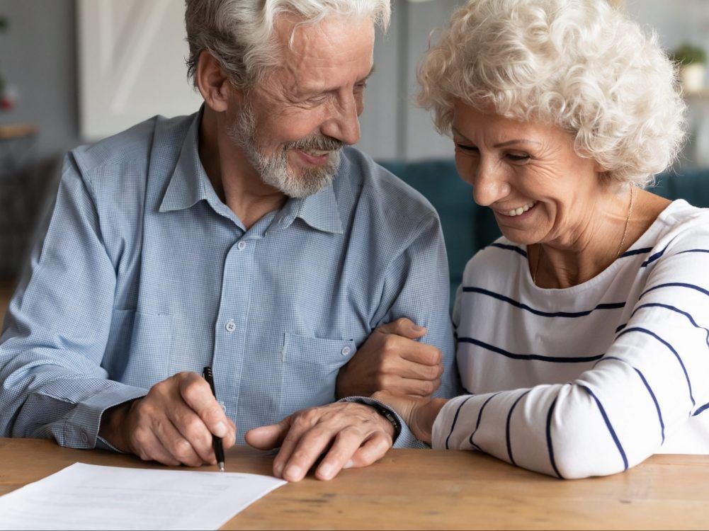 DEAR ABBY: Fiancee entertains lawyer with dishonorable intentions