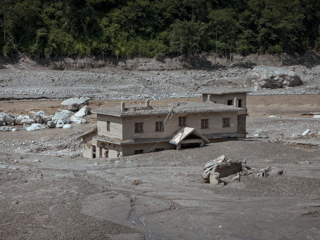 Did collapsed glacier cause devastating Nepal-Tibet floods?