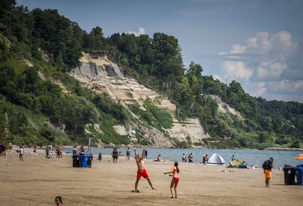 Passerby saves man at Scarborough Bluffs after hearing cries