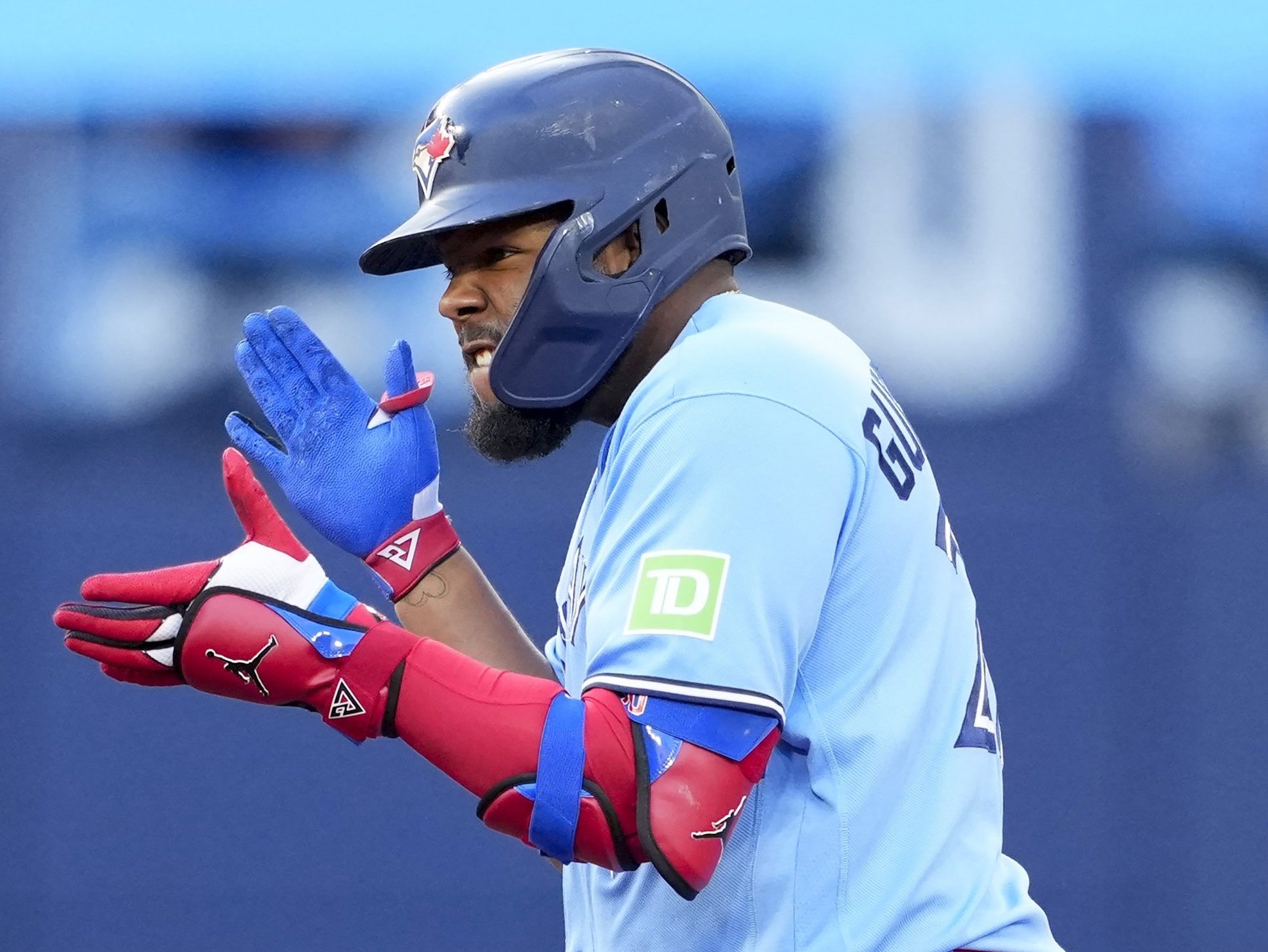 Blue Jays’ Vladimir Guerrero Jr. mocks himself with hilarious routine-single prank