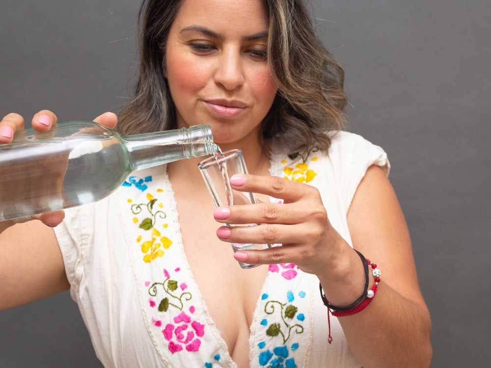 DEAR ABBY: Bartender mom pretends she’s younger and childless