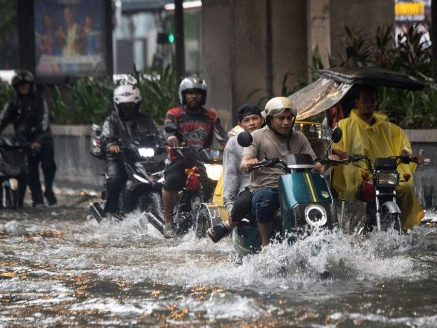 Days of heavy rain leave at least 13 dead in Philippines