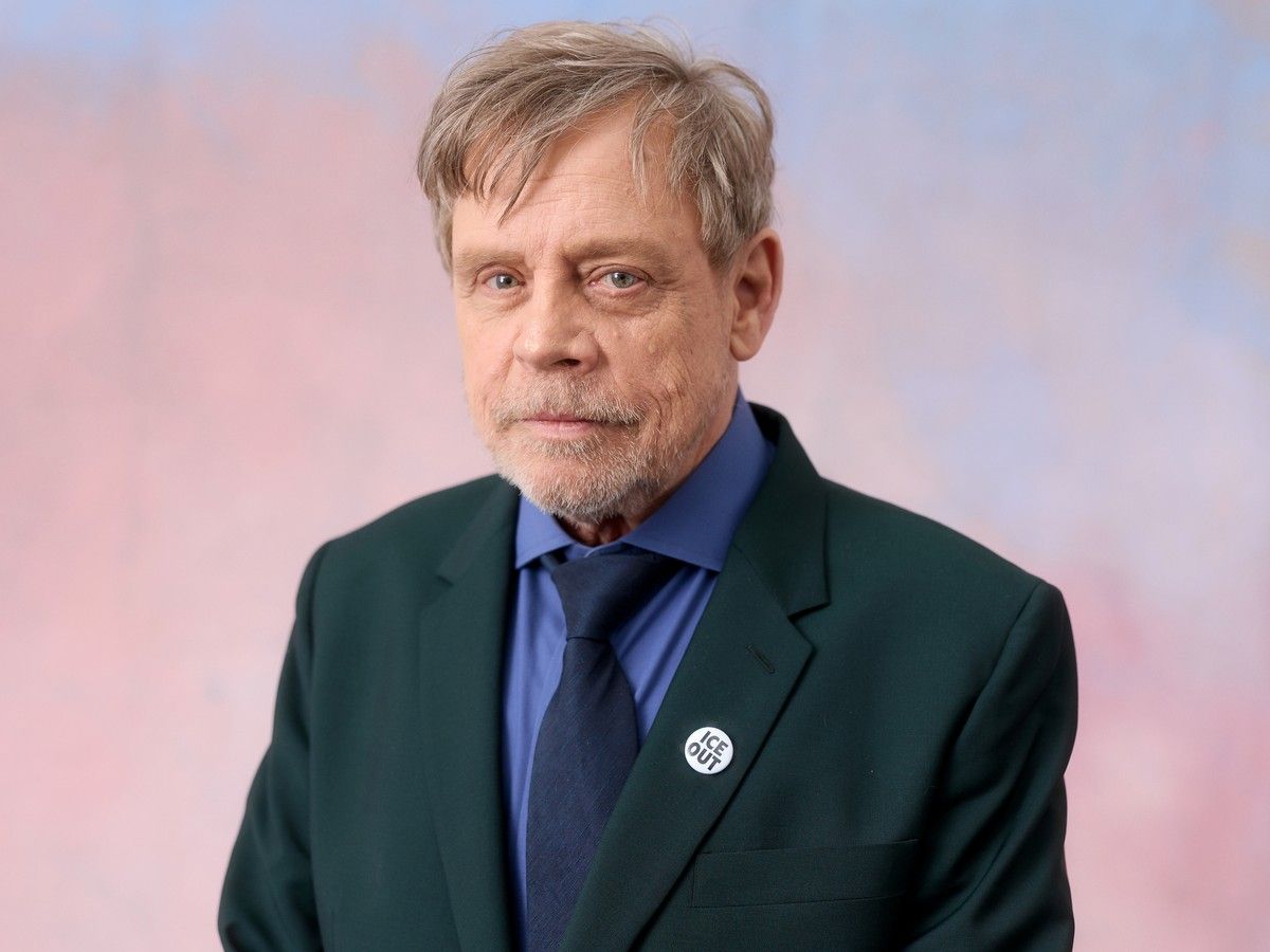 Mark Hamill promised his wife he wasn't going to talk politics at Toronto's Fan Expo. But he couldn't resist making a dig at Donald Trump.
