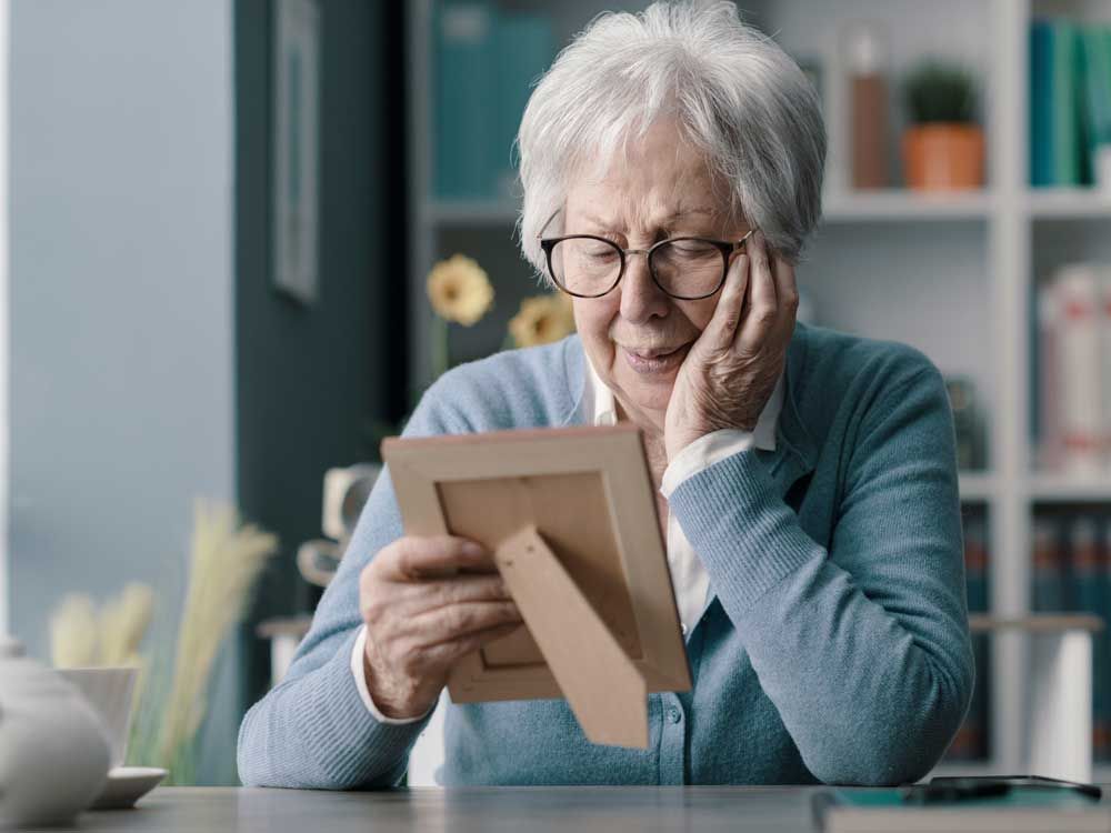 DEAR ABBY: Oldest sibling needs help with widowed mom