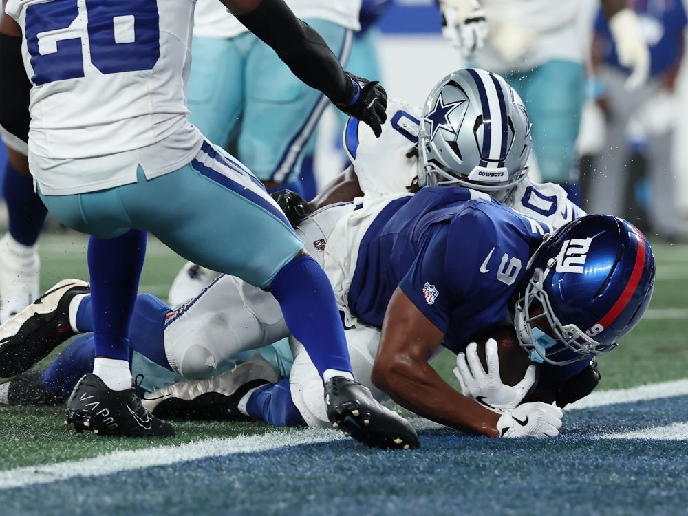 Isaiah Likely of the New York Giants scores a touchdown during the third quarter against the Dallas Cowboys.