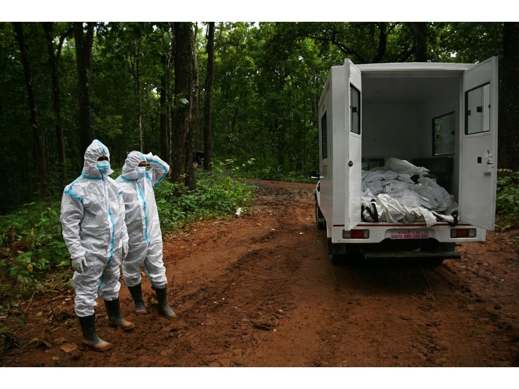 With morgues overflowing in Nepal, the authorities have begun burying the hundreds of unidentified bodies after DNA sampling. (Prakash MATHEMA/AFP)