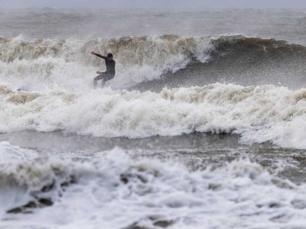 Nor'easter lashes U.S. East with punishing rain and wind