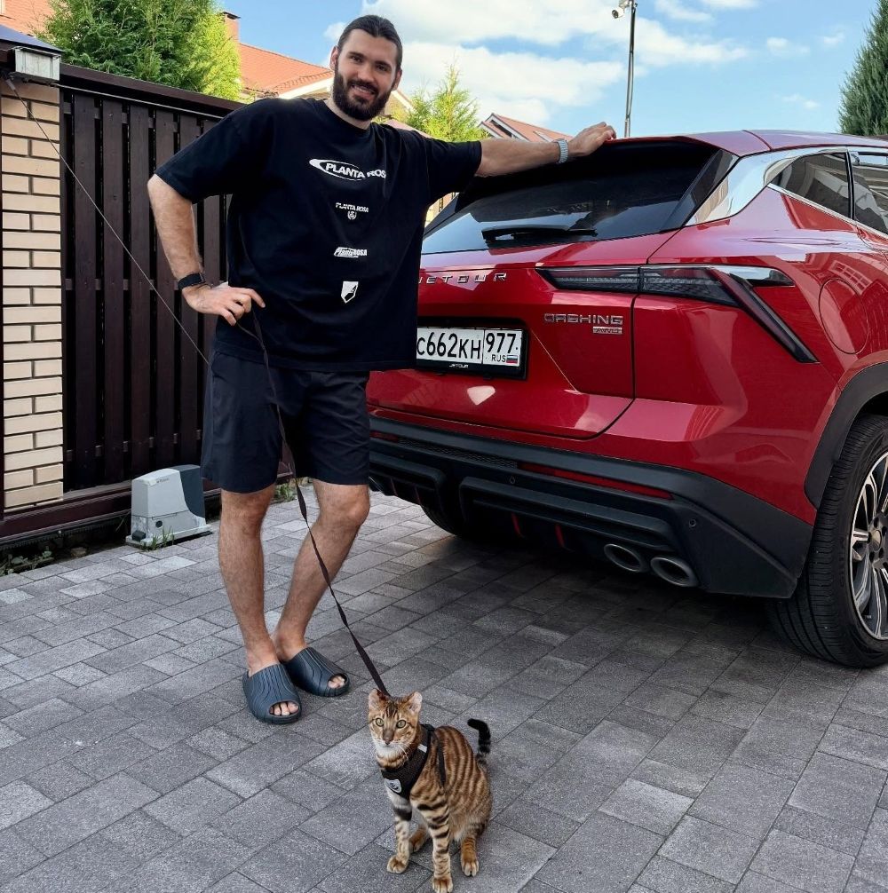 Toronto Maple Leafs winger Kirill Marchenko with his cat.
