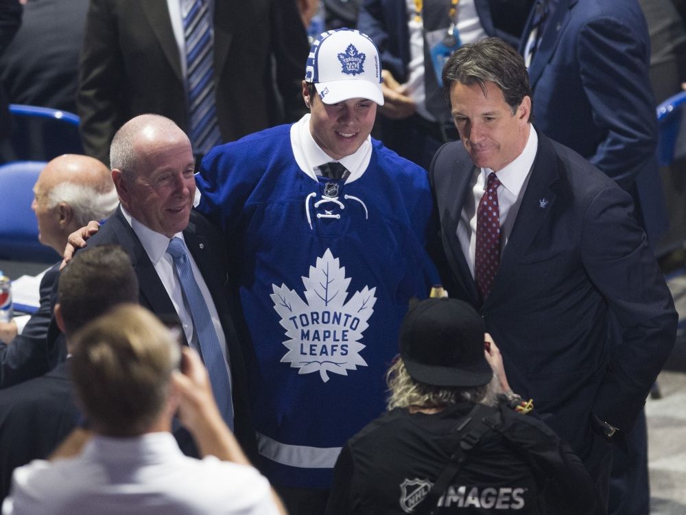 Auston Matthews poses for a photo with MLSE chairman, Larry Tanenbaum (left) and Maple Leafs president Brendan Shanahan after being drafted in 2016.