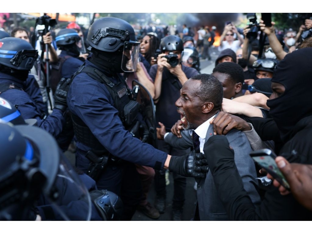 Parents, teachers, union workers and even local politicians joined the demonstrations. (Kenzo TRIBOUILLARD/AFP)