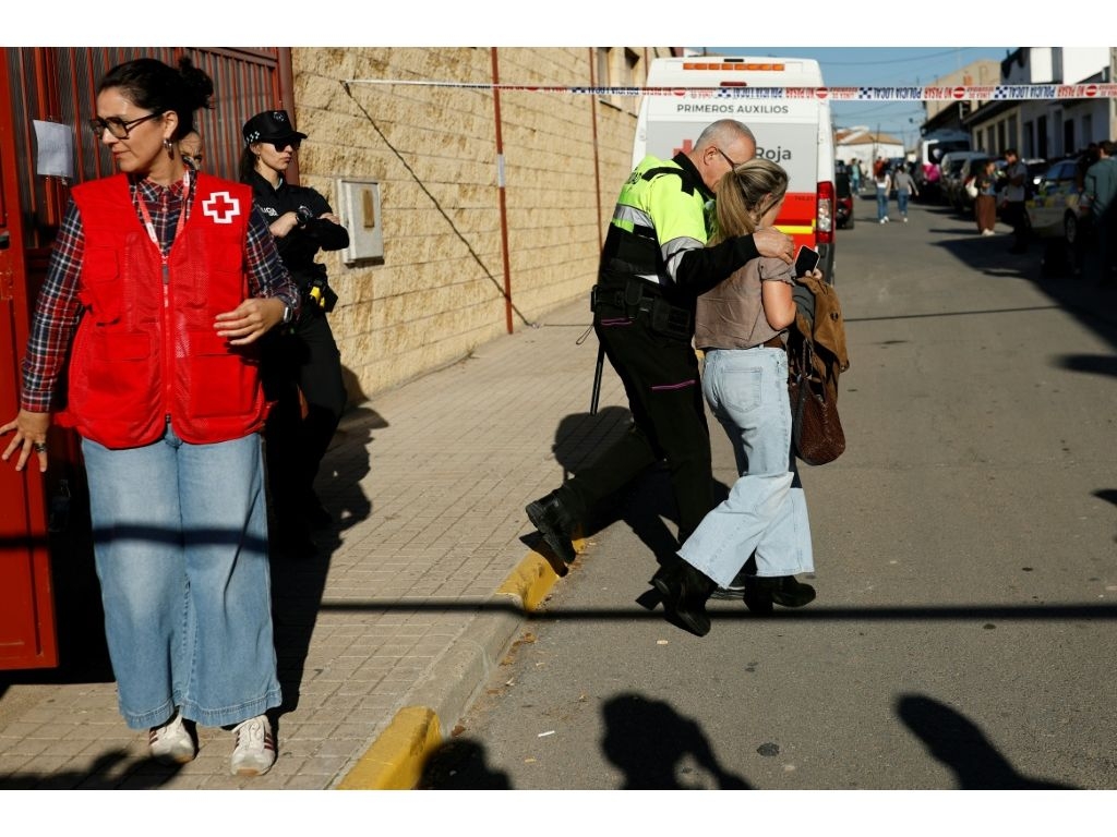 Teams of Red Cross workers offered support to groups of people who arrived, some of them in tears. (Oscar DEL POZO/AFP)