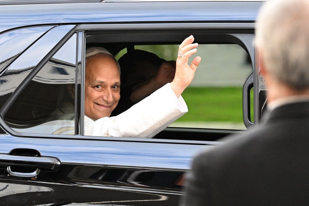 Smiling pope returns to Vatican after cancer surgery | Toronto Sun