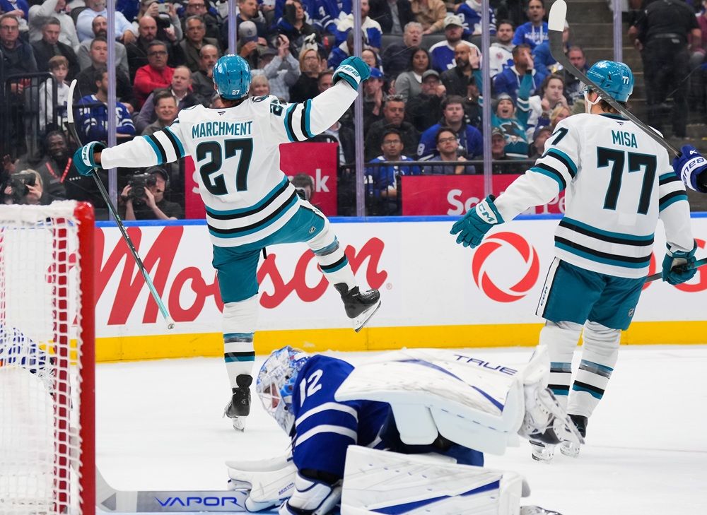 Sharks score on Maple Leafs