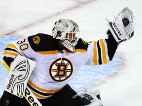 Boston Bruins goalie Tim Thomas makes a save. (REUTERS/Shaun Best)