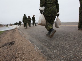 Canadian Forces members sandbag in St. Francois Xavier May 10, 2011. Today, they're heading to St. Laurent. (MARCEL CRETAIN/Winnipeg Sun)