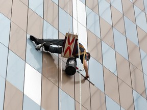 A worker washes the windows at the downtown office towers of Manitoba Hydro. (Brian Donogh/WINNIPEG SUN FILES)