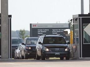 Vehicles line up to cross the border into Canada. (Winnipeg Sun files)