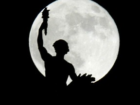 The Golden Boy sits atop the Manitoba Legislature. (WINNIPEG SUN FILES)