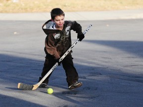 The proposed fix to Toronto's ball hockey ban may end up wrapping too many players in bureaucratic red tape, some councillors said Wednesday. (Toronto Sun file photo)