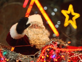Santa waves to the crowd during the Santa Claus Parade on Portage Avenue. (Jason Halstead, Winnipeg Sun files)