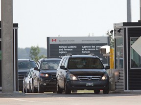 Vehicles returning from the United States wait to pass through Canadian customs at Emerson. (Winnipeg Sun files)