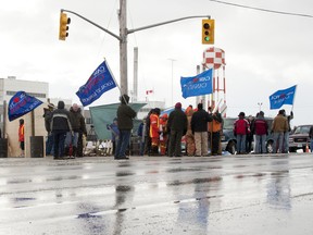 Locked out workers picket outside the Electro-Motive plant in London, Ont., on January 2, 2012. (Craig Glover/QMI Agency)