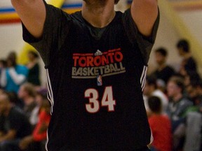 Toronto Raptors' Aaron Gray. (DAVE THOMAS/Toronto Sun files)