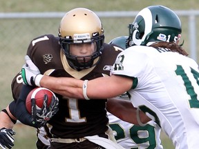 Bisons Anthony Coombs (left) will teammate Evan Gill were selected to play for the World Team at USA Football’s International Bowl in Austin, Texas, on Feb. 1. (BRIAN DONOGH/Winnipeg Sun files)