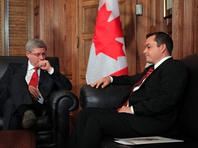 Canada's Prime Minister Stephen Harper (L) meets with Assembly of First Nations Chief Shawn Atleo on Parliament Hill in Ottawa December 1, 2011.    REUTERS/Chris Wattie